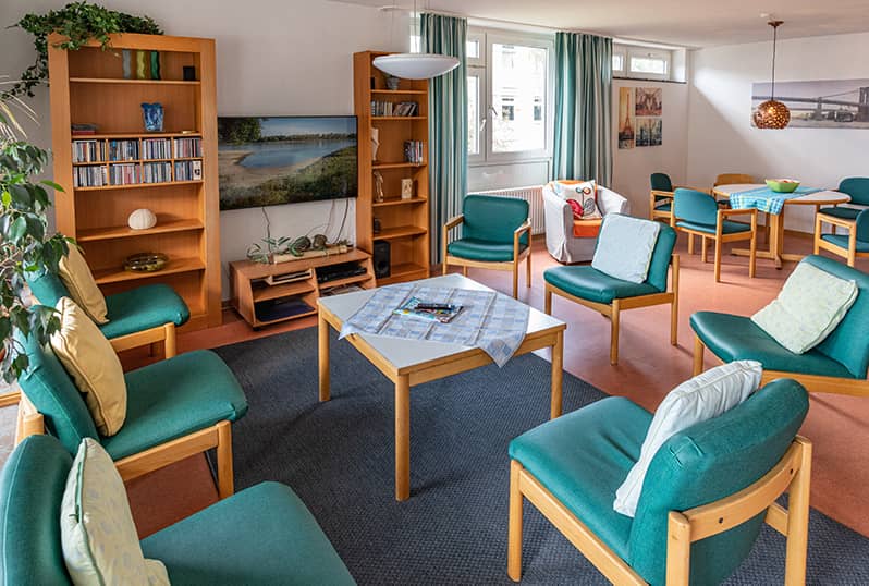 Beispielfoto des Gemeinschaftsraums in der Übergangseinrichtung mit zwei Wohngruppen