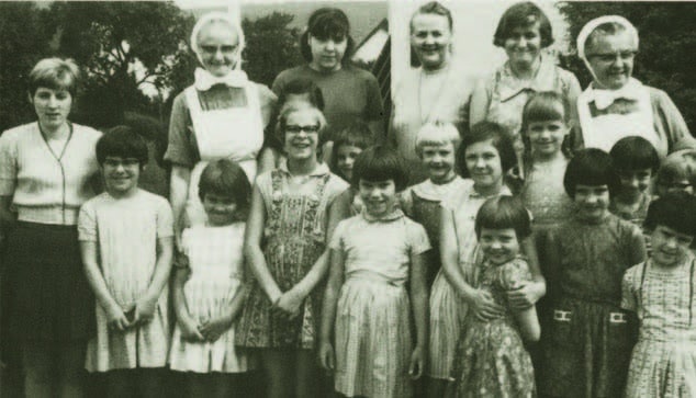 Historie | Karl Immanuel Küpper-Stiftung Aufgabe der Konfessionsbindung der Kinder