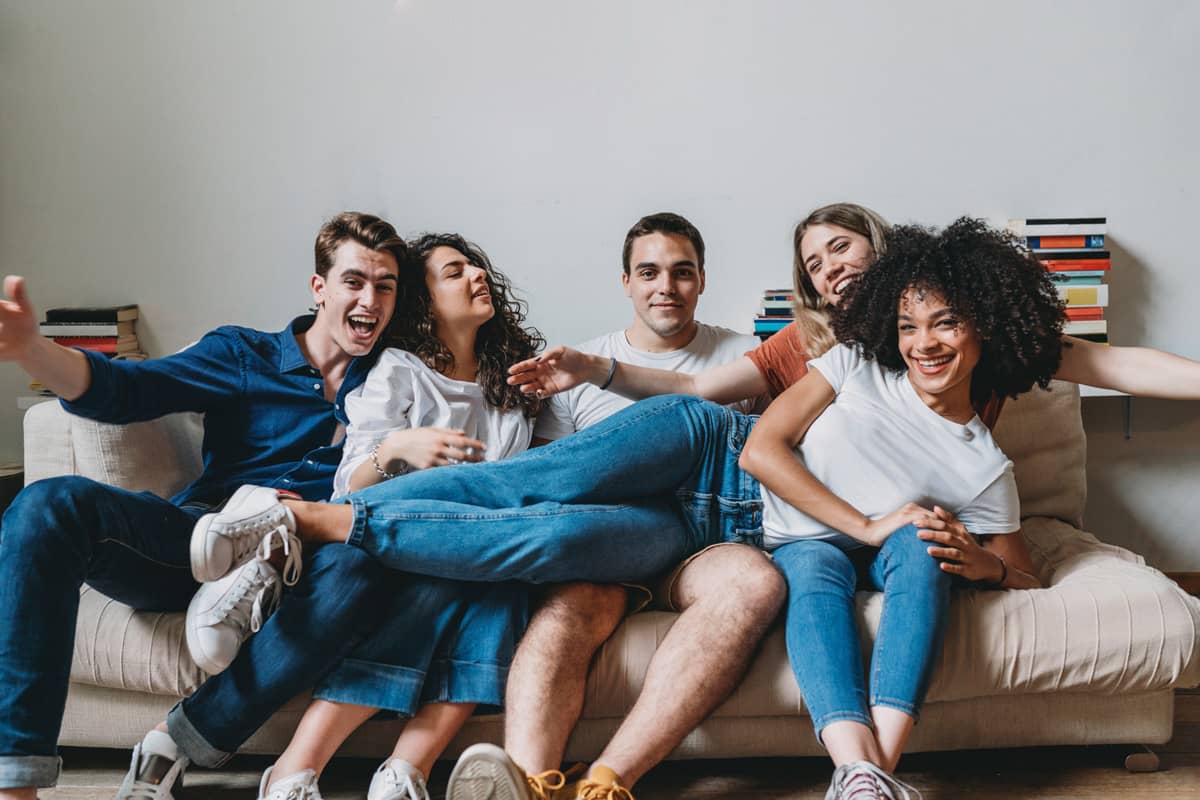 Hilfeangebote für Jugendliche und junge Erwachsene mit psychischer Beeinträchtigung im Alter ab 16 Jahren sitzen auf dem Sofa und haben Spass.