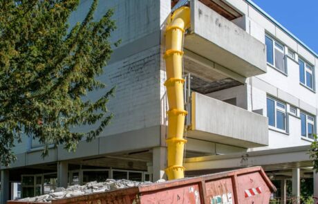 Karl-Immanuell-Kuepper-Stiftung Fortgang der Revitalisierung Container mit Schüttrutsche vor Gebäude