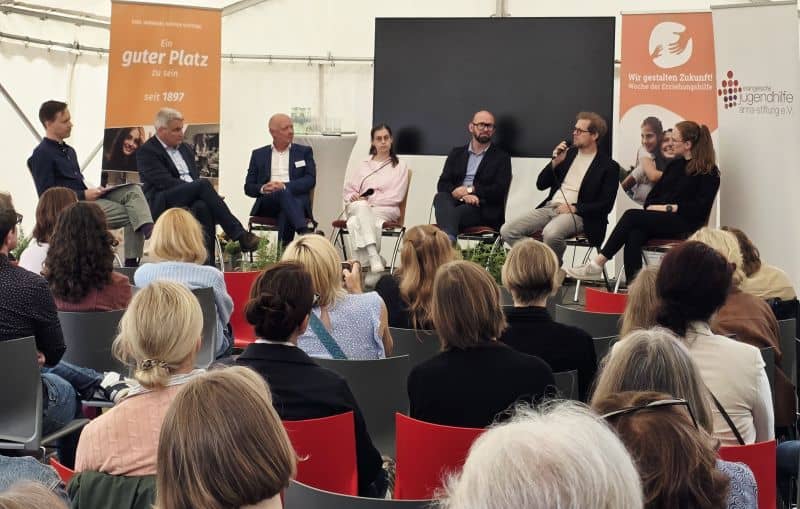 1756797605817 In der Karl-Immanuell-Kuepper-Stiftung Personen sitzen auf Podium und diskutieren anlaesslich Auftakt zur der Woche der Erziehungshilfe 2025