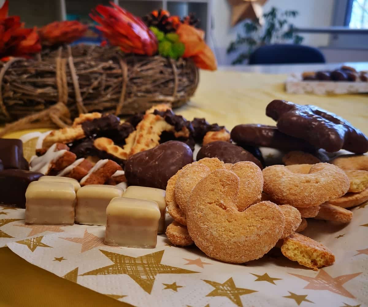 Karl-Immanuel-Kuepper-Stiftung Weihnachtsgebäck auf dem Tisch